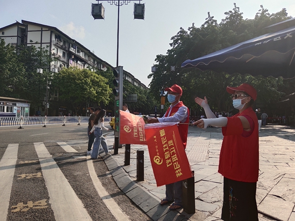 磁器口街道金蓉社区退休老人组成交通文明劝导队进行文明劝导。沙坪坝区委宣传部供图 华龙网发