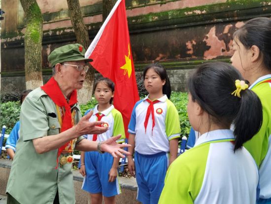 抗战老兵讲党史。