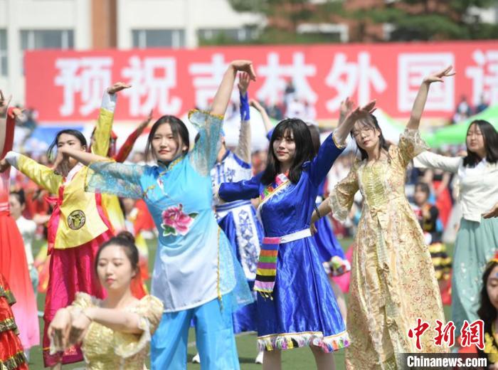 学生们身穿民族服饰载歌载舞 张瑶 摄