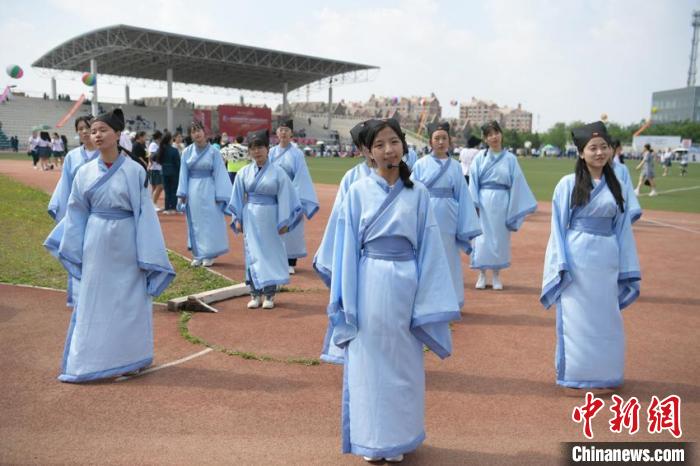 学生身穿特色服装背诵三字经 张瑶 摄