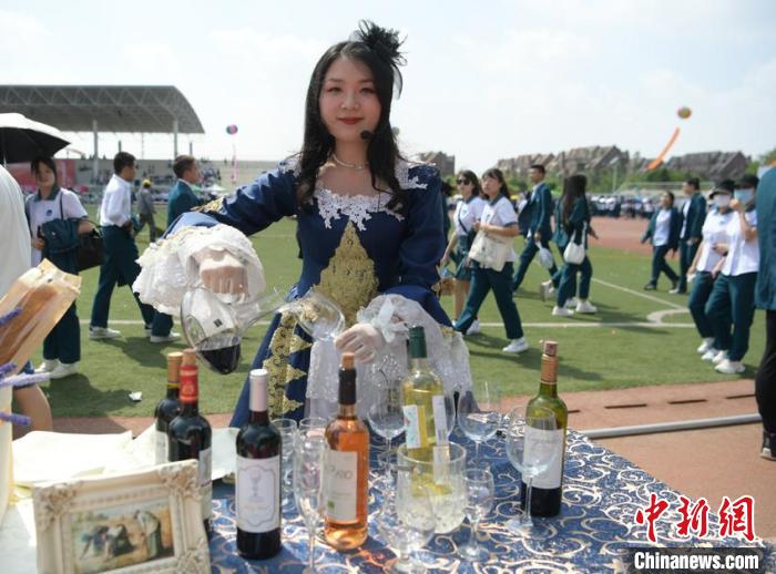 学生介绍各国酒文化 张瑶 摄