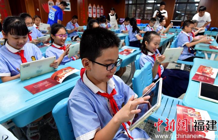 图为小学生们通过VR“任意门”清晰还原历史事件场景。