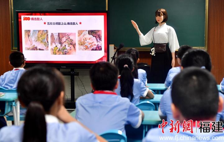 图为AI机器人为讲述小学生们《狼牙山五壮士》的故事。