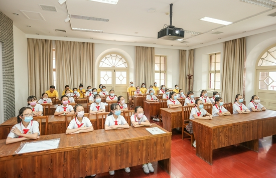 春蕾女童在北大二院旧址开展党史教育学习