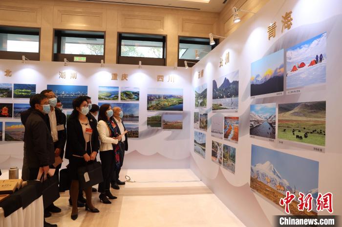 与会代表参观图片展 张畅 摄